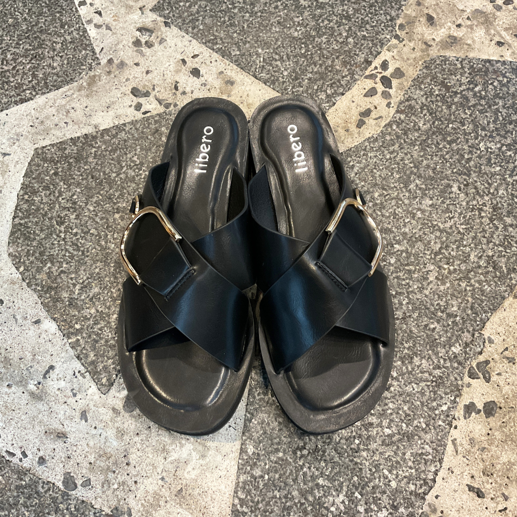 ゴールドバックル クロスストラップサンダル