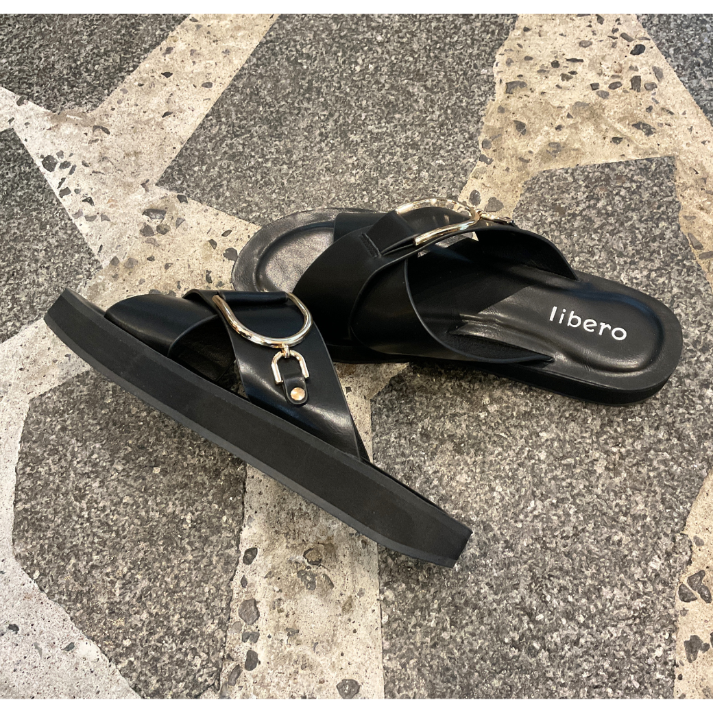 ゴールドバックル クロスストラップサンダル