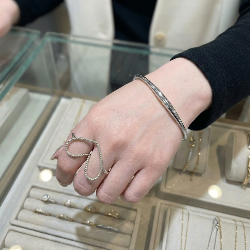 Back of the hand バングル