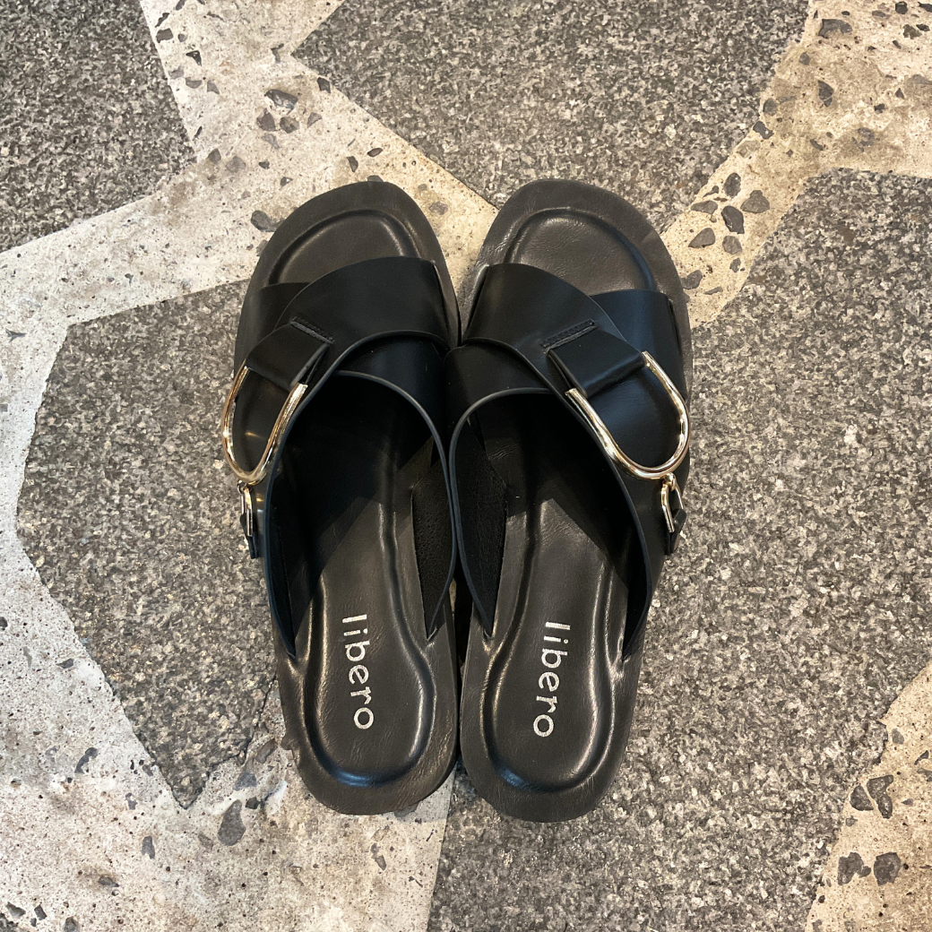 ゴールドバックル クロスストラップサンダル