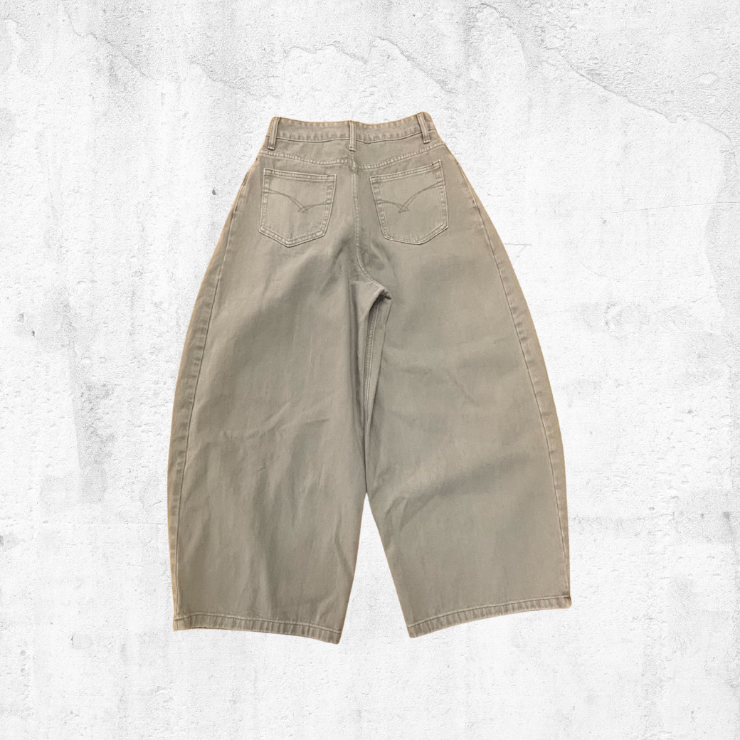 タック入りワイドパンツ