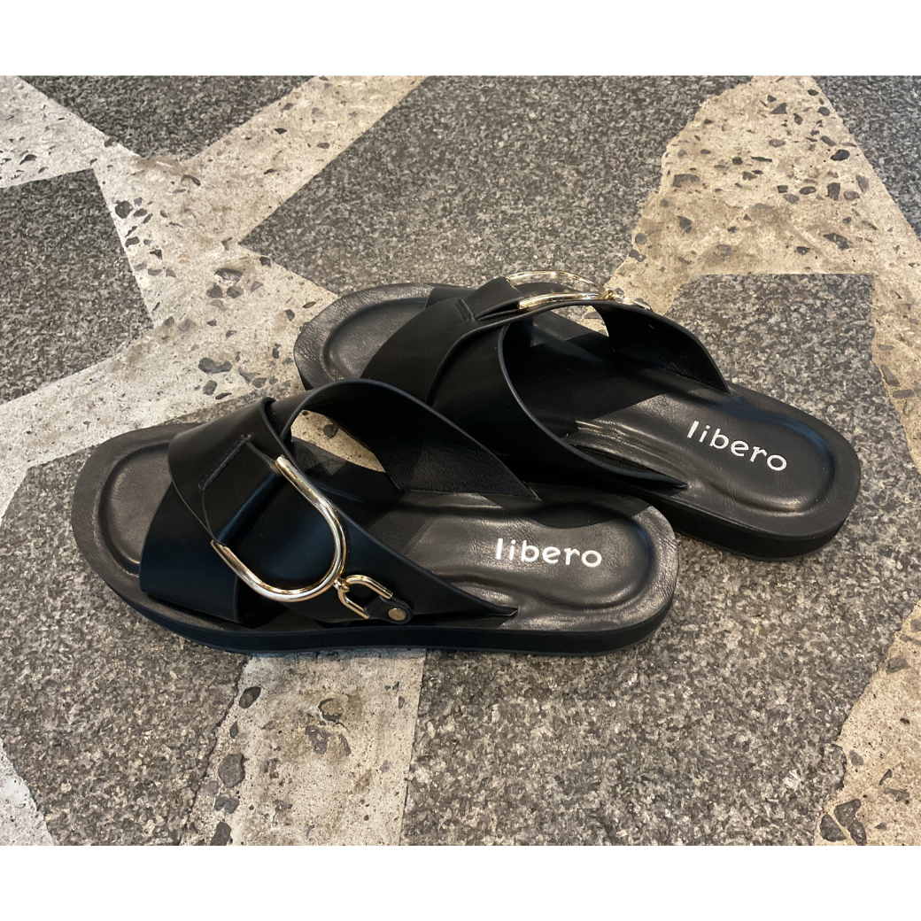 ゴールドバックル クロスストラップサンダル