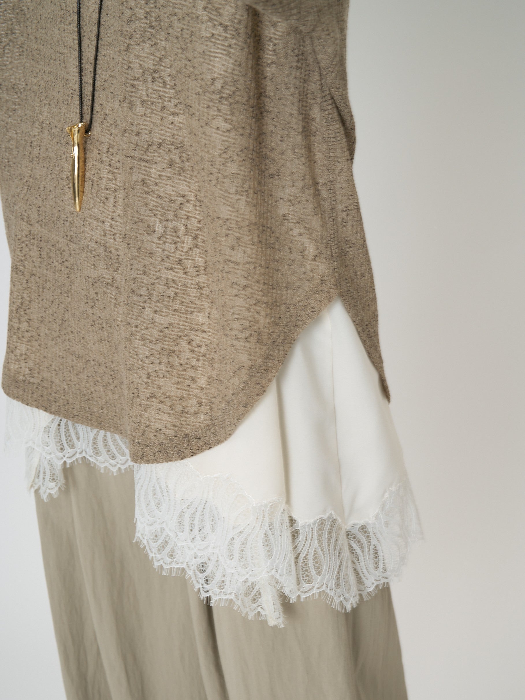 【予約販売】CHIGNON シアーフーディニットソー 8861-068GL